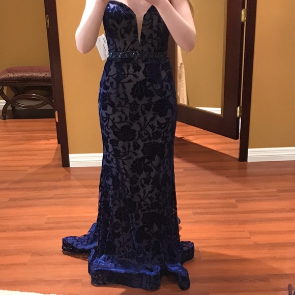 Beautiful, slim-fitting grad dress with designs. - Picture 3 of 3